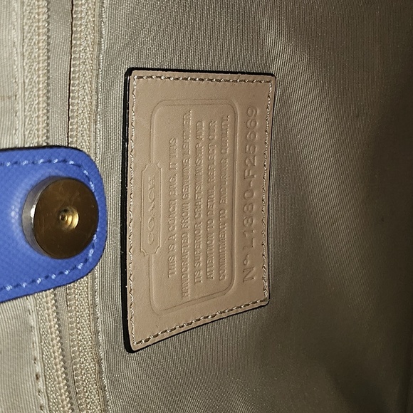 Coach women's beautiful purse 10inches long and 16 inches wide - Picture 4 of 11